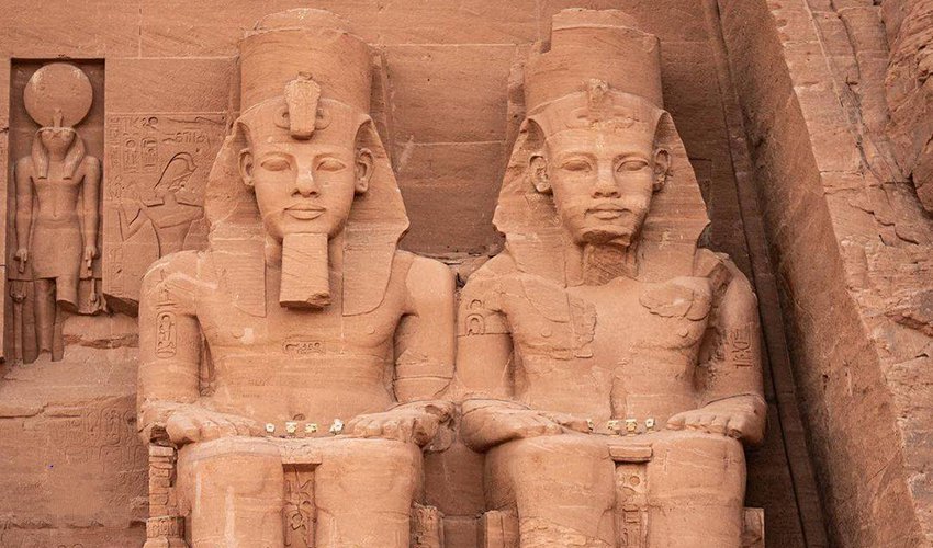“Luxury 15-day Egypt tour visiting Cairo, Aswan, Luxor, pyramids, temples, and Nile highlights”