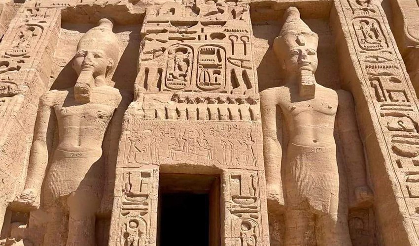 “Luxury 15-day Egypt tour visiting Cairo, Aswan, Luxor, pyramids, temples, and Nile highlights”